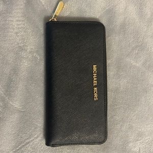 Michael Kors wallet. Perfect condition.